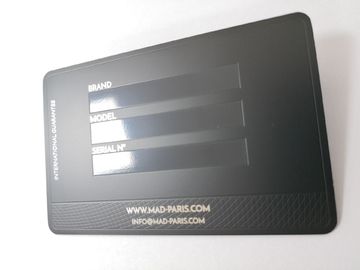 Μαύρες επαγγελματικές κάρτες μετάλλων με τη στιλπνή UV επιτροπή υπογραφών εκτύπωσης γράφοντας
