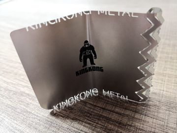 Μαύρη κάρτα 85x54mm επιχειρησιακών μελών μετάλλων υποβάθρου μεταλλινών ανοξείδωτου πολυτέλειας