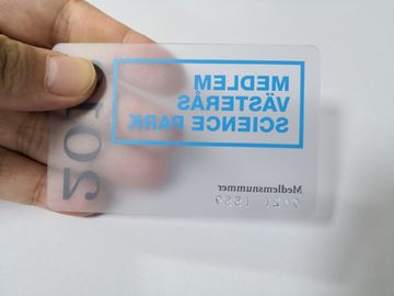 Οι επί παραγγελία ματ διαφανείς επαγγελματικές κάρτες PVC με αποτυπώνουν το χρυσό/ασημένιο αριθμό σε ανάγλυφο